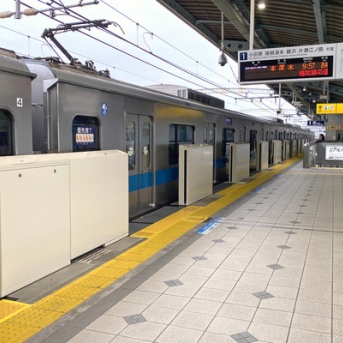 2025年度の4駅目 小田急が祖師ヶ谷大蔵駅にホームドアの筐体を設置中