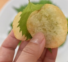 【ポテチを食べる罪悪感が減る！？】SNSで話題の「中国人の大富豪おすすめの食べ方」♬シソ（大葉）と一緒に食べてみました♬