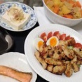 晩御飯：鶏もも肉のチーズ香草焼、ベーコン肉じゃが、冷奴、残り物の焼鮭