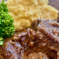 バルサミコで煮るから驚くほど柔らかい！スペアリブのストゥファート