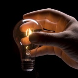 電気消したら暗くなるけど電気付けてた時の光ってどこに行ったの？