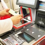 セルフレジ「ピッという音を聞いてレジを通ったと思った」ウイスキーなど窃盗容疑で教員現行犯逮捕