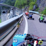 『峠を走る三輪車のレースが熱い』の画像