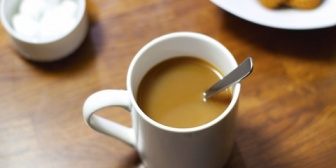 「ダイエットする！」と言った妻に「そうか。なら今飲んでるコーヒーに砂糖入れるのやめなきゃな」と言ったら…