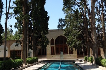 イランに来ています。