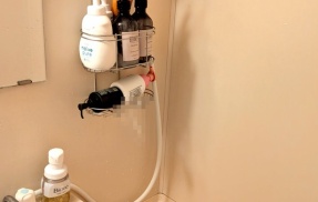 女性VTuber「ワンルーム一人暮らし20歳の風呂場なんてこんなもんだよ」ﾊﾟｼｬｯ → ヤバすぎる物が映ってるのがバレて終わるｗｗｗｗｗ