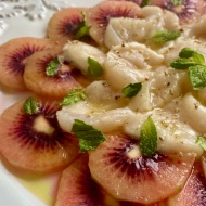 季節限定ルビーレッドキーウイとホタテのカルパッチョ