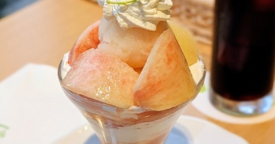 今年初！の「桃パフェ」はフルーツの美味しい有名店で♪