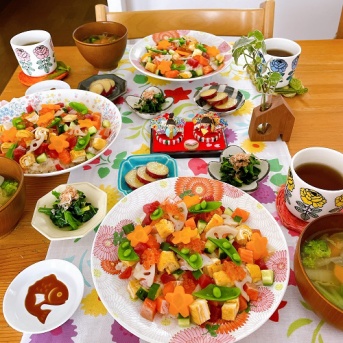 カラフルなひなまつりパーティーの食卓