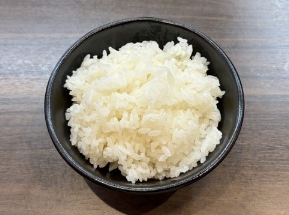 【話題】ご飯の「盛り付け」表現マップ！　「よそう」「つぐ」「盛る」「よそる」「入れる」「その他」...　境界線は？