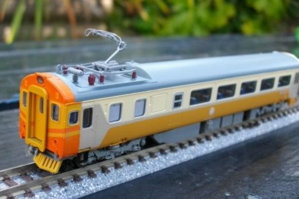 日本と台湾他海外の鉄道、鉄道模型 - EMU100