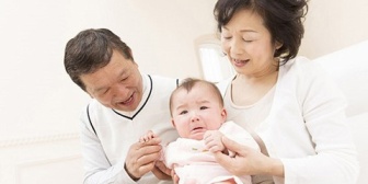 里帰り中に、父が子供と初風呂に入ったことを夫がすごく不満に思ってるみたいで早く帰ってきてと言っています。私が軽率だったのでしょうか