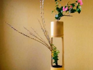 小豆柳と小菊と椿の二重立ち昇り生けとアネモネ・ボケ・ミモザアカシア・カラテア・ヒマラヤユキノシタ・菜の花・ミモザアカシオクラレルカ・スターチス等の立花新風体