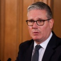 英国のケイア·スターマー首相は「威厳のある方法で」辞任したいと考えている