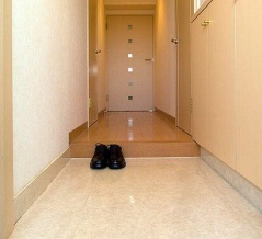 海外「日本みたいに室内では靴を脱ぐ習慣ってどう思う？」家の中での靴の扱いに対する海外の反応