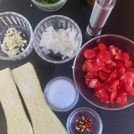 ズッキーニのステーキ　ピリ辛フレッシュトマトソースで