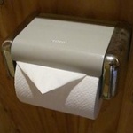 トイレットペーパーの先っぽを自動的に三角折りにする機械を発売　長野の企業