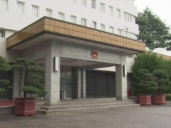 【悲報】自衛隊、中国大使館に突撃。ビル4階から飛び移る驚異的身体能力！