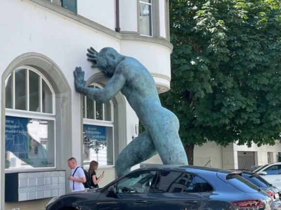 インパクトある風景と、いろいろ工事中🇨🇭