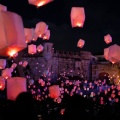 「フェスタ・ルーチェ」：700個のランタンと500機のドローンが作る幻想的な夜空