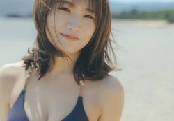 【速報】秋元真夏さん、最新のDカップビキニ！！！！！！