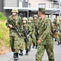 【平和な風景が破壊されつつ】石川で陸自が小銃携行し市街地で行進訓練