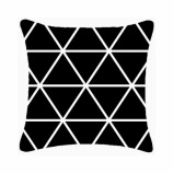 『黒に網目のような白線をあしらったクッションカバー』の画像