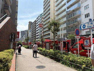 【現場の様子】#交通情報 方南通り 東京都新宿区西新宿５丁目付近 消防車やはしご車コマンドカー機動救助隊など多数出動し規制渋滞 清掃用ゴンドラ故障か7月14日 #新宿 #西新宿