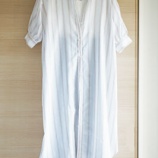 『楽天で買ったシャツワンピとロゴTシャツで50代コーデ』の画像
