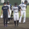 【エキシビションマッチ日ハムvsDeNA】日ハム西川が二塁ベース上でDeNA柴田と交錯し途中交代