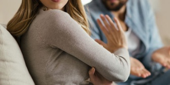 旦那と今すぐにでも離婚したい。産後一か月で医師に止められている状況なのに求めてきて頭おかしいとしか思えない