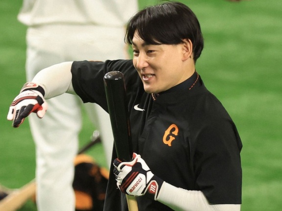 巨人泉口、ヤバい「先輩に挨拶しない」「話しかけると『はいはい』とスマホをいじりながら返事」