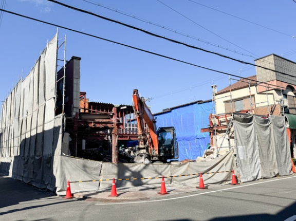 淀の原町にあった「マルヤス」の解体工事がはじまってる