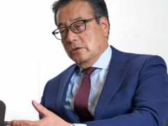 【悲報】岡田克也「お金が厳しい。秘書を減らしてグリーン車もやめた。電気もまめに消して庶民の生活をしています」