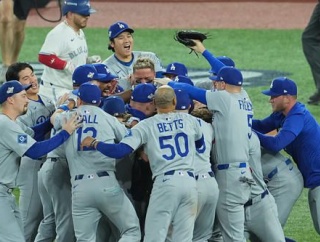 【朗報】ドジャース連覇、大谷世界一で盛り上がる新橋駅ｗｗｗ