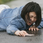 【画像】歩道で転んだミニスカ女さん、ケツを全国のお茶の間に晒してしまうｗｗｗｗｗｗｗｗｗｗｗ
