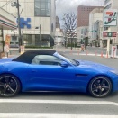 ジャガーFタイプの前をミニクーパーが走る！