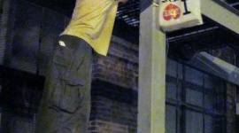 アートと称してビニール袋を町中にぶら下げる → 偽の爆弾を仕掛けた疑いで日本人逮捕