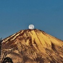 12月5日黄金に輝く富士山に満月