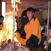今年の高飛びを誓う！新井監督の護摩行