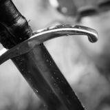 面接官「触れるだけでなんでも切れる剣を持ち運ぶ方法を答えなさい」