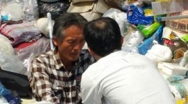 【画像】ゴミ屋敷の主人､フジテレビの取材が約束違反だと激怒してテレビカメラ没収ｗｗｗｗｗ