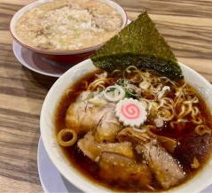 長岡市東坂之上町にある『いちまる食堂』で『越後長岡生姜醤油ラーメン』『豚骨背脂燕ホワイト』食べてみた。
