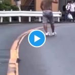 【衝撃動画】鉄パイプ男に真正面から立ち向かう警察官、迫力が映画を超える