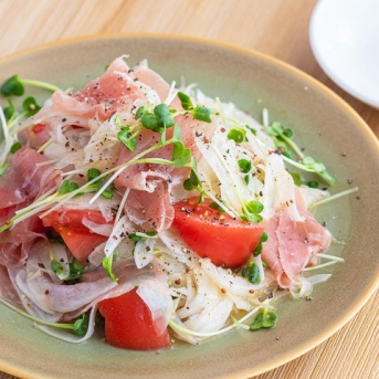 【新玉ねぎが旬のうちに絶対に作るべし】「お店よりおいしい！」「実は週3で作ってる」切って和えるだけの簡単人気サラダレシピ3選