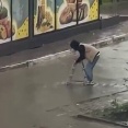 冠水した道路を脚立の上に立ったまま渡っていく男「うまくいってるならバカじゃない」【海外の反応】