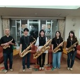 『♪真っ赤なりんごをほおばる　ネイビーブルーのティシャツ　/薔薇の樹苑　特別養護老人ホーム　デイサービス　ショートステイ』の画像