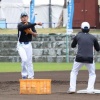 【日本ハム】「二塁・野村佑希」が早朝から始動　新庄監督が見守る前で早出特守実施