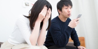 以前注意したにも関わらず、彼氏が食事中に携帯を弄り続けて終始無言。一緒に食事する意味、ある？