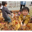 秩父こども園　つどいの広場はっぴー　落ち葉あそび